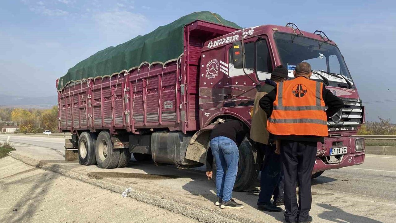 Kastamonu’da arıza yapan otomobile kamyon çarptı: 1 ağır yaralı