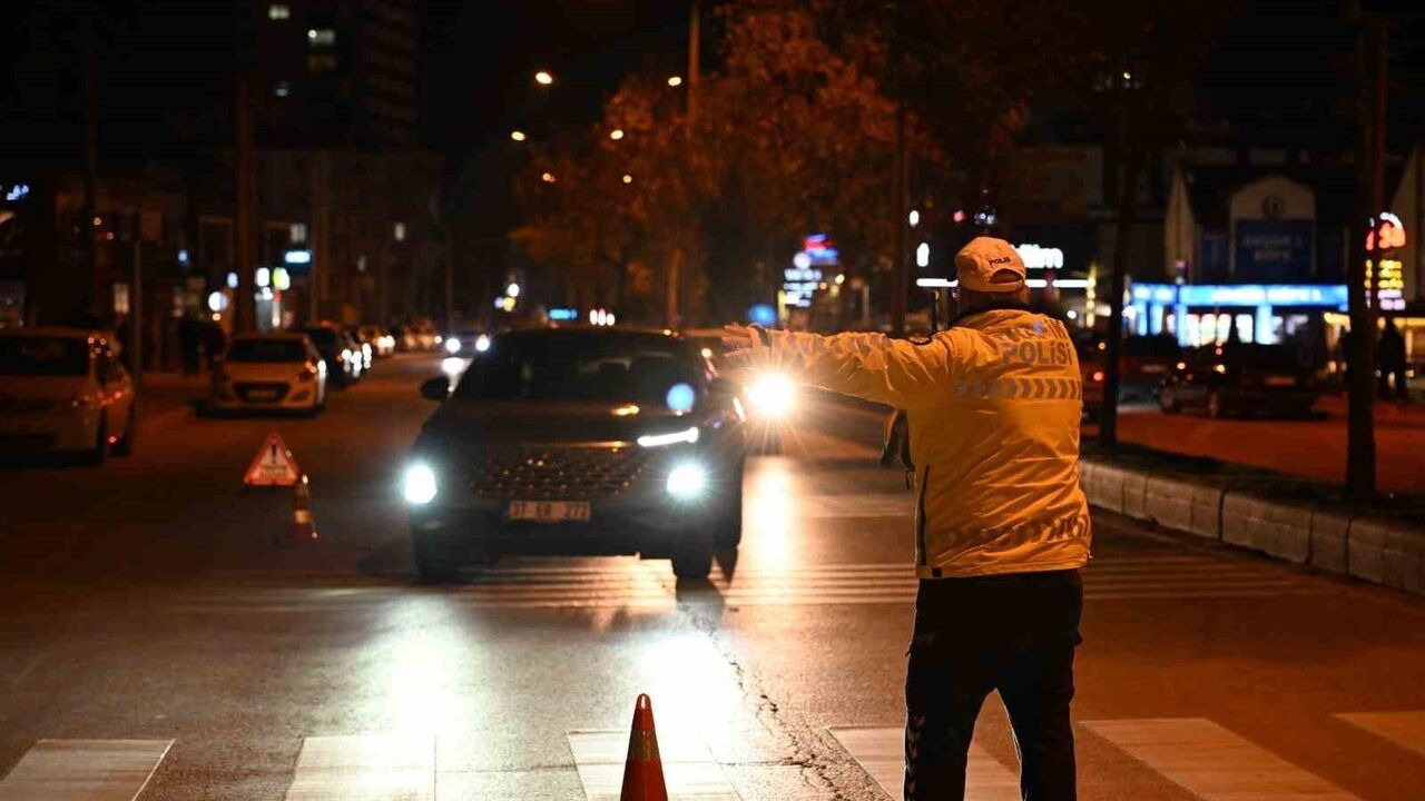 Kastamonu'da eş zamanlı 'Kastamonu Huzur' uygulaması: 2 bin 888 kişi sorgulandı, 54 iş yeri denetlendi