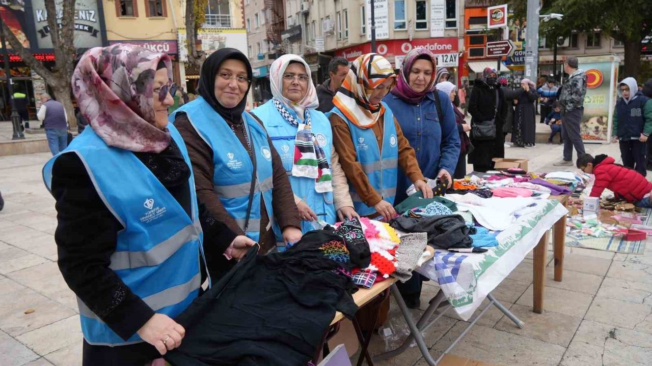 Kastamonu'da Nasrullah Meydanı'nda 'Hayır Çarşısı' kuruldu — Gelir Gazze'ye gönderilecek