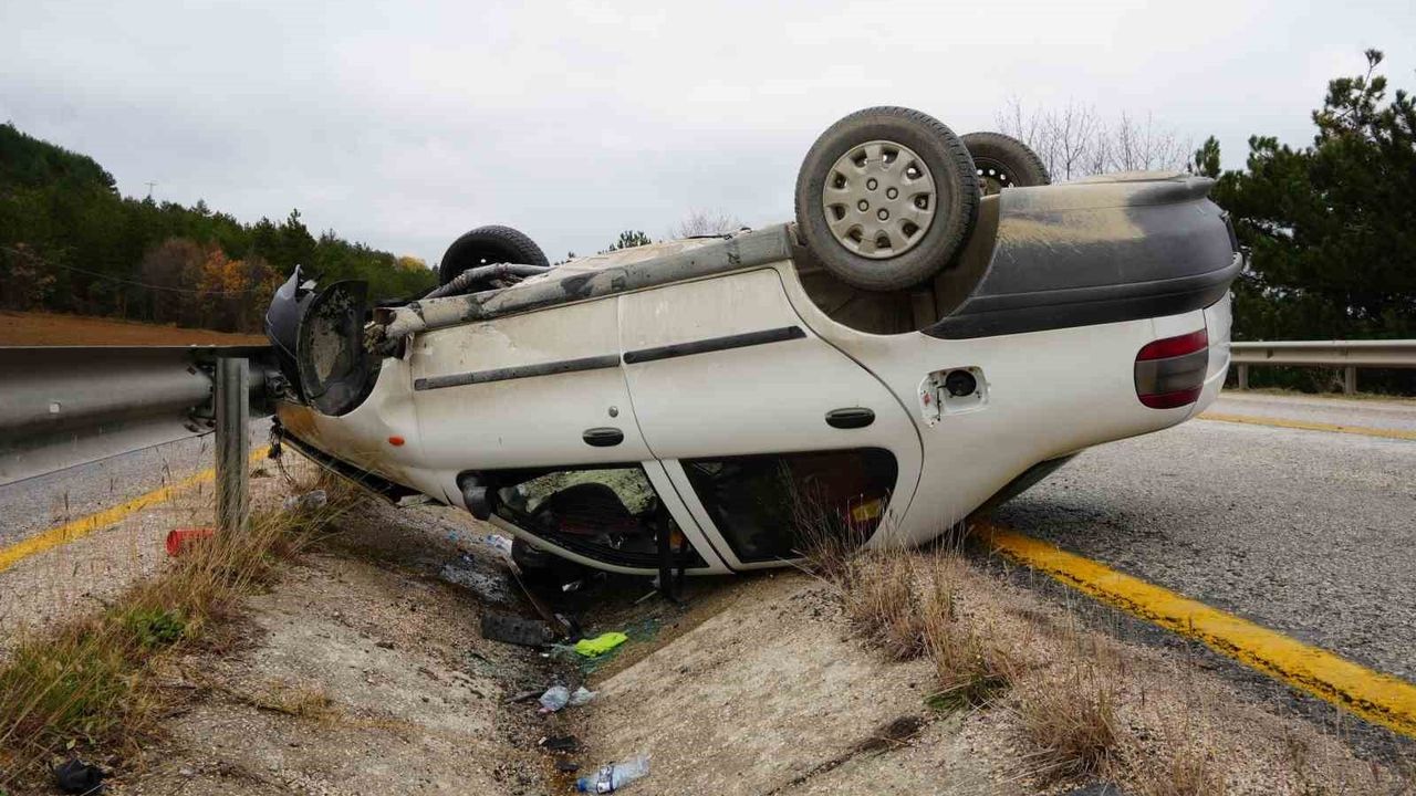 Kastamonu'da takla atan otomobil alev aldı: 2 kişi yaralandı
