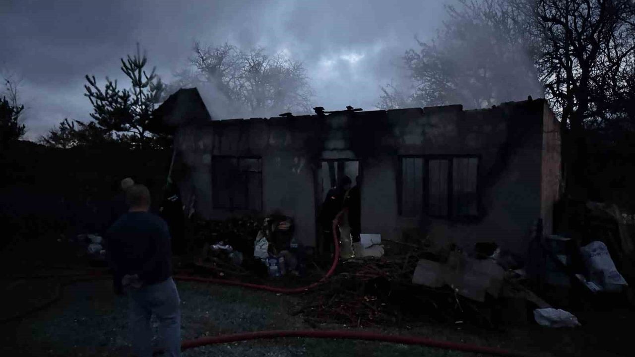 Kastamonu Devrekani'de sobaya benzin döken kişi hem kendini hem evini yaktı