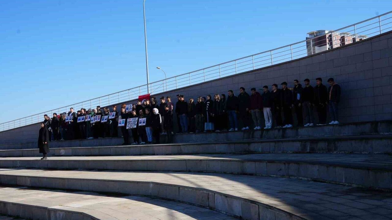 Kastamonu Üniversitesi Öğrencileri Azerbaycan'dan Dönen 20 Askeri Dualarla Andı