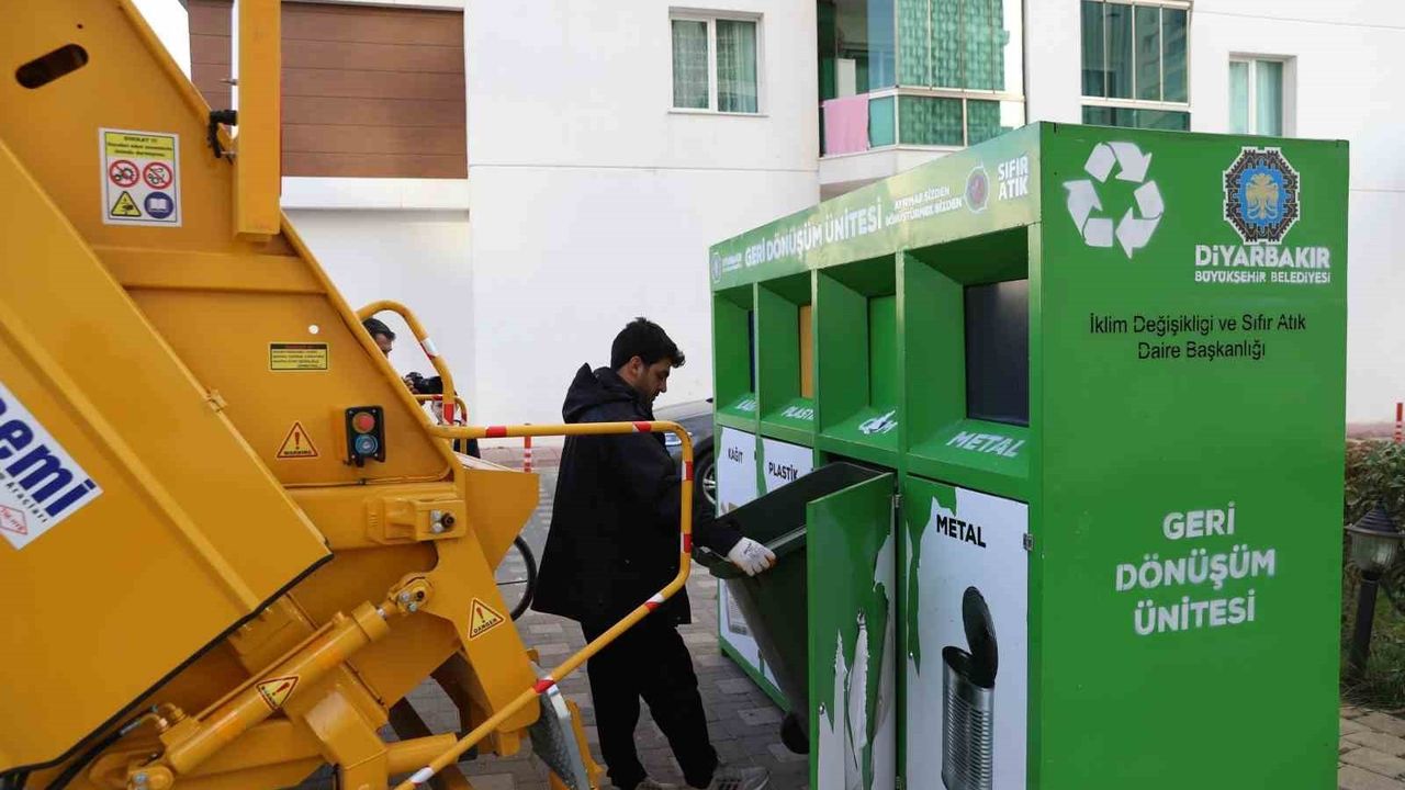 Kayapınar’da 15 pilot sitede kaynağında ayrıştırma: 10 bin kişiye geri dönüşüm eğitimi