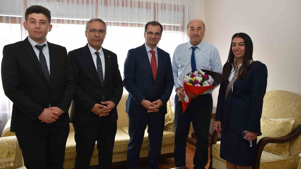 Kaymakam Ali Güldoğan'dan Salihli'de emekli öğretmenlere vefa ziyareti