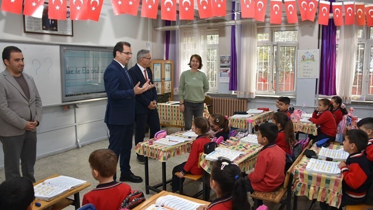 Kaymakam Ali Güldoğan Salihli'de Gazi İlkokulu ve Atatürk Ortaokulunu Ziyaret Etti