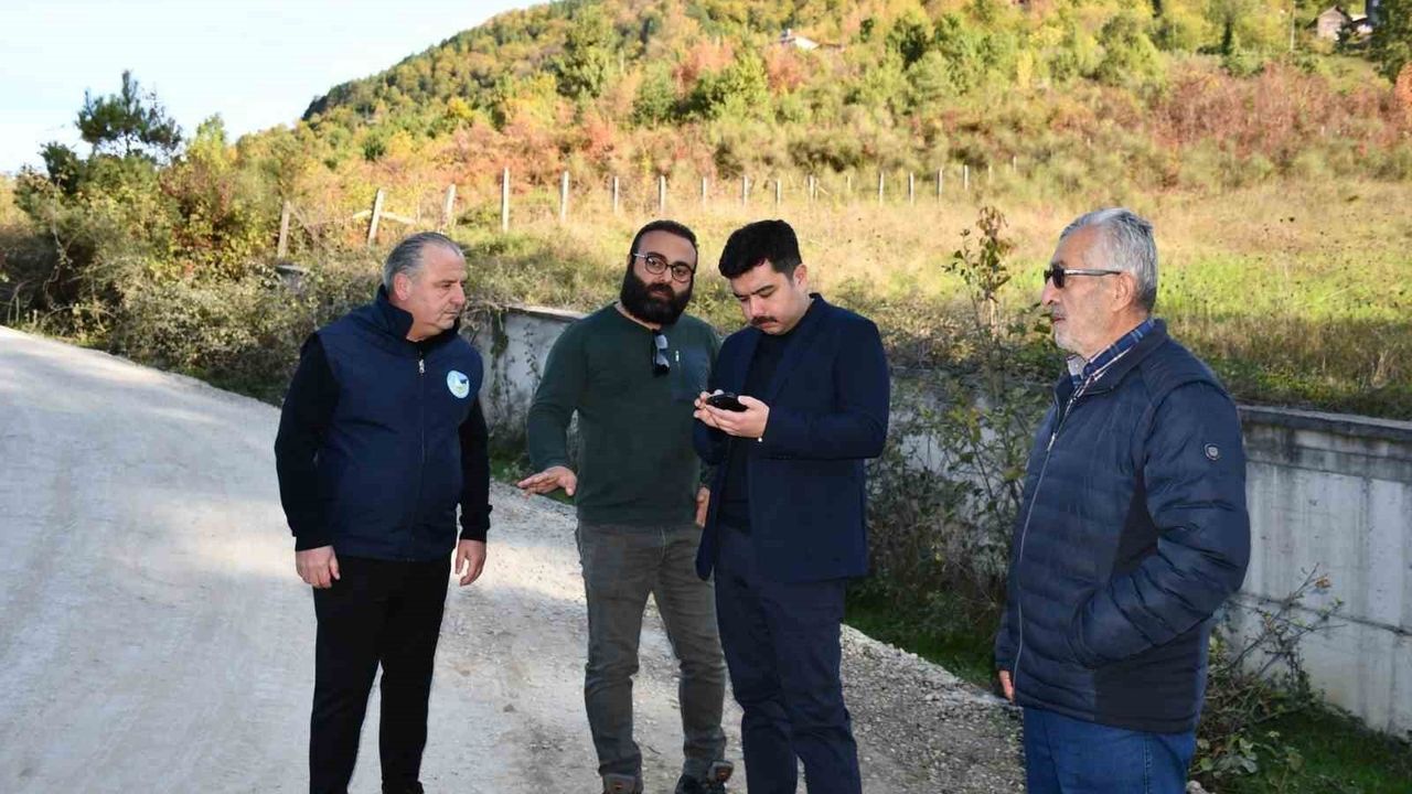 Kaymakam Kandemir, Yeşiloba Kurvana Mahallesi'ndeki yol tahribatını yerinde inceledi