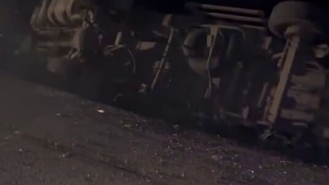 Kaynarca'da kamyon elektrik direğine çarparak devrildi, mahallede elektrik kesintisi yaşandı