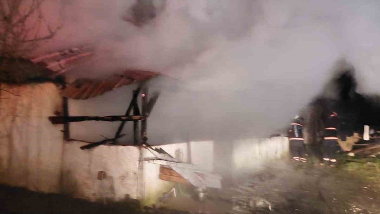 Kaynarca'da Keşkekler Mahallesi'nde tek katlı evde çıkan yangın söndürüldü