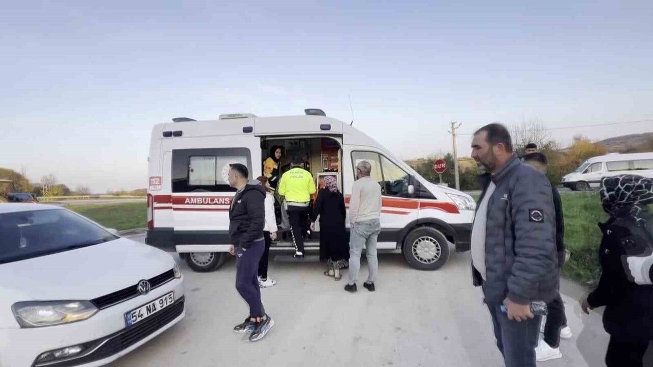 Kaynarca'da otomobil ile motosiklet çarpıştı: 2 kadın hafif yaralandı