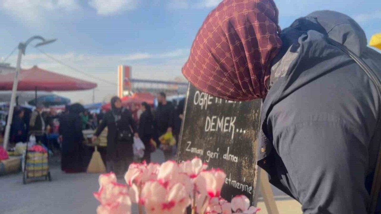 Kaynaşlı'da 24 Kasım etkinliği: Semt pazarında hazırlanan video şehit öğretmenlere vefa gösterdi