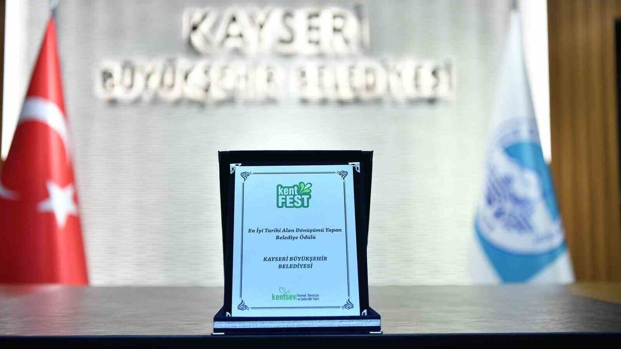 Kayseri Büyükşehir Belediyesi'ne KentFest 2025'te 'En İyi Tarihi Alan Dönüşümü Yapan Belediye' ödülü