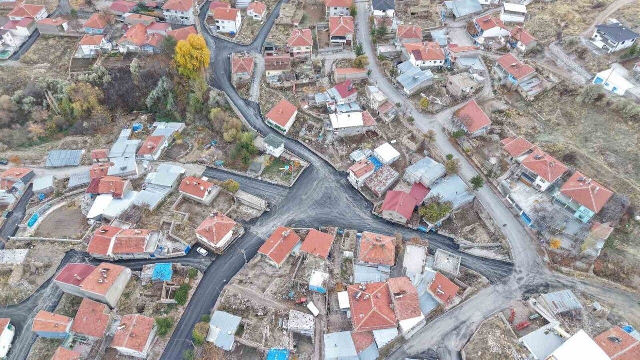 Kayseri Büyükşehir’den Özvatan Küpeli Mahallesi’ne 5 kilometrelik sıcak asfalt çalışması (5 bin 300 ton)