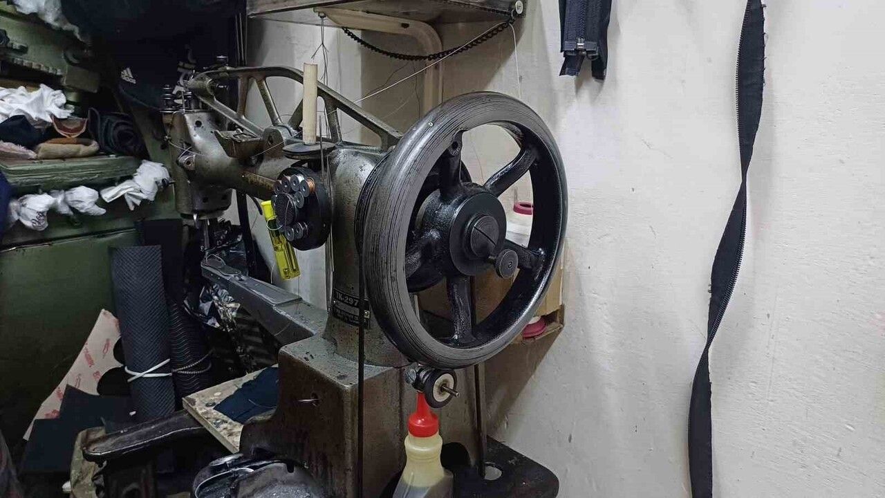 Kayseri’de 60 yaşındaki ayakkabı tamircisi, bağış ayakkabıları onarıp ihtiyaç sahiplerine ulaştırıyor