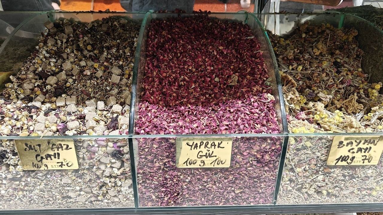 Kayseri'de aktar Rahmetullah Sadıkoğlu: Hibiskus, zencefil ve ekinezya geçmeyen öksürüğe destek sağladığını belirtti