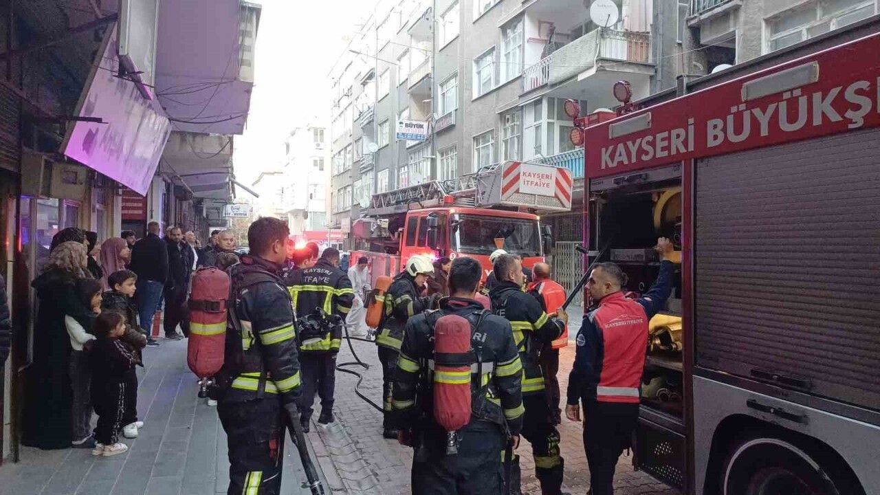 Kayseri'de apartman koridorunda çıkan yangın itfaiye tarafından kontrol altına alındı