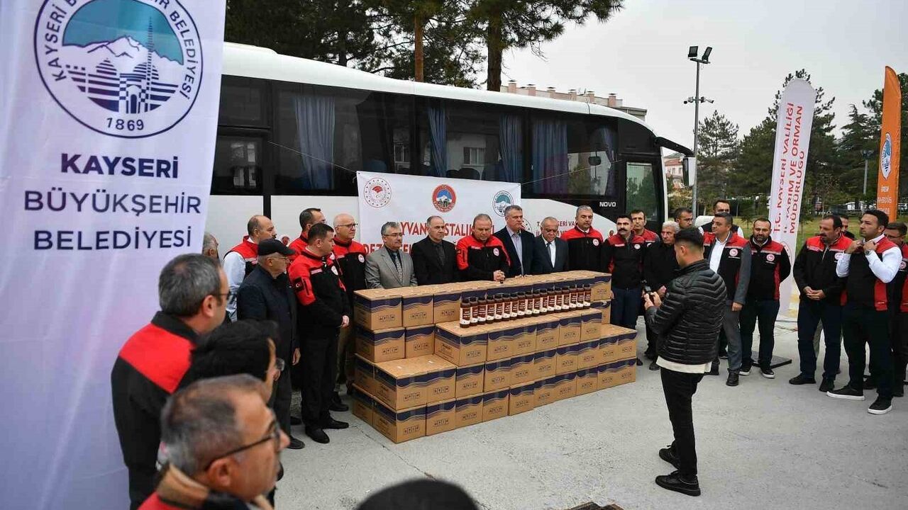 Kayseri'de Başkan Büyükkılıç destekli 800 litre dezenfektan besicilere dağıtıldı