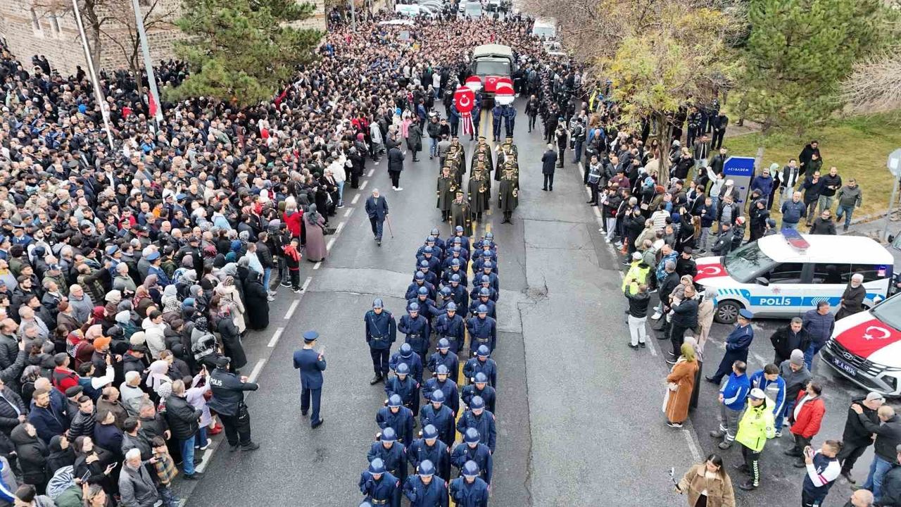Kayseri'de binlerce kişi Hava Pilot Binbaşı Nihat İlgen'i uğurladı