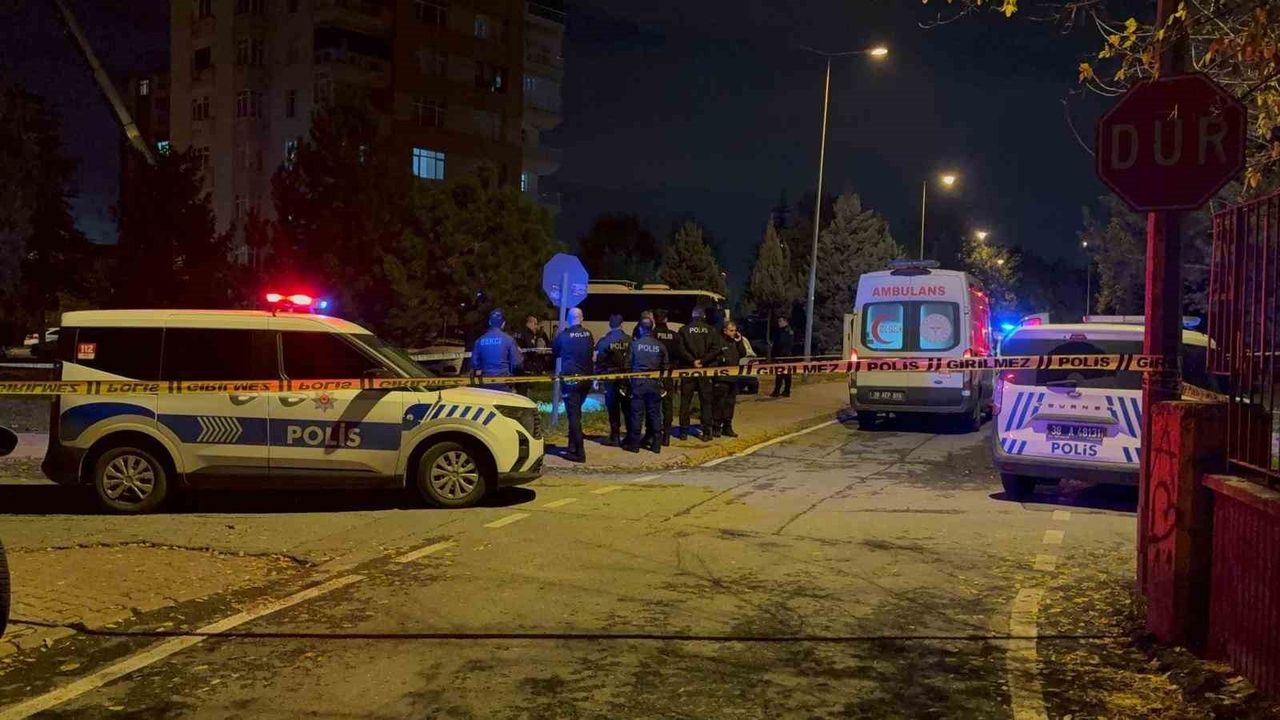 Kayseri'de boşanma aşamasındaki eşini sokakta bıçaklayarak öldüren şüpheli yakalandı