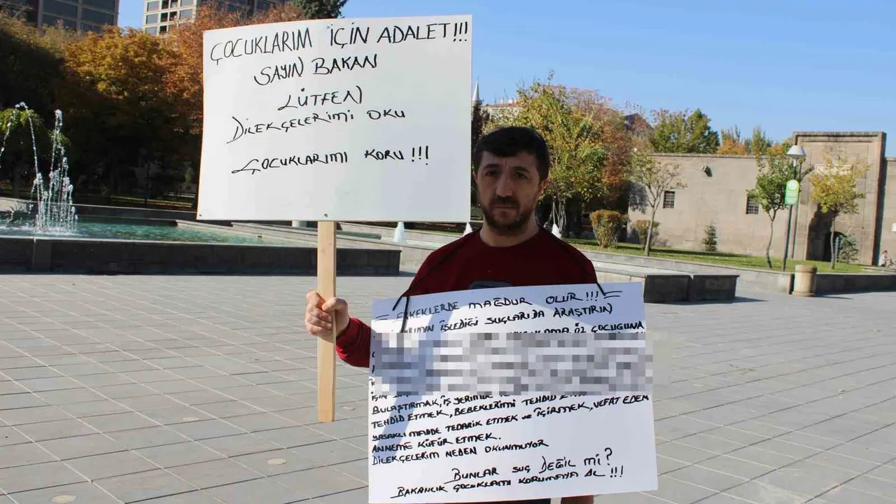 Kayseri'de boşanma davası süren baba parkta tek kişilik eylemde çocuklarının korunmasını talep etti