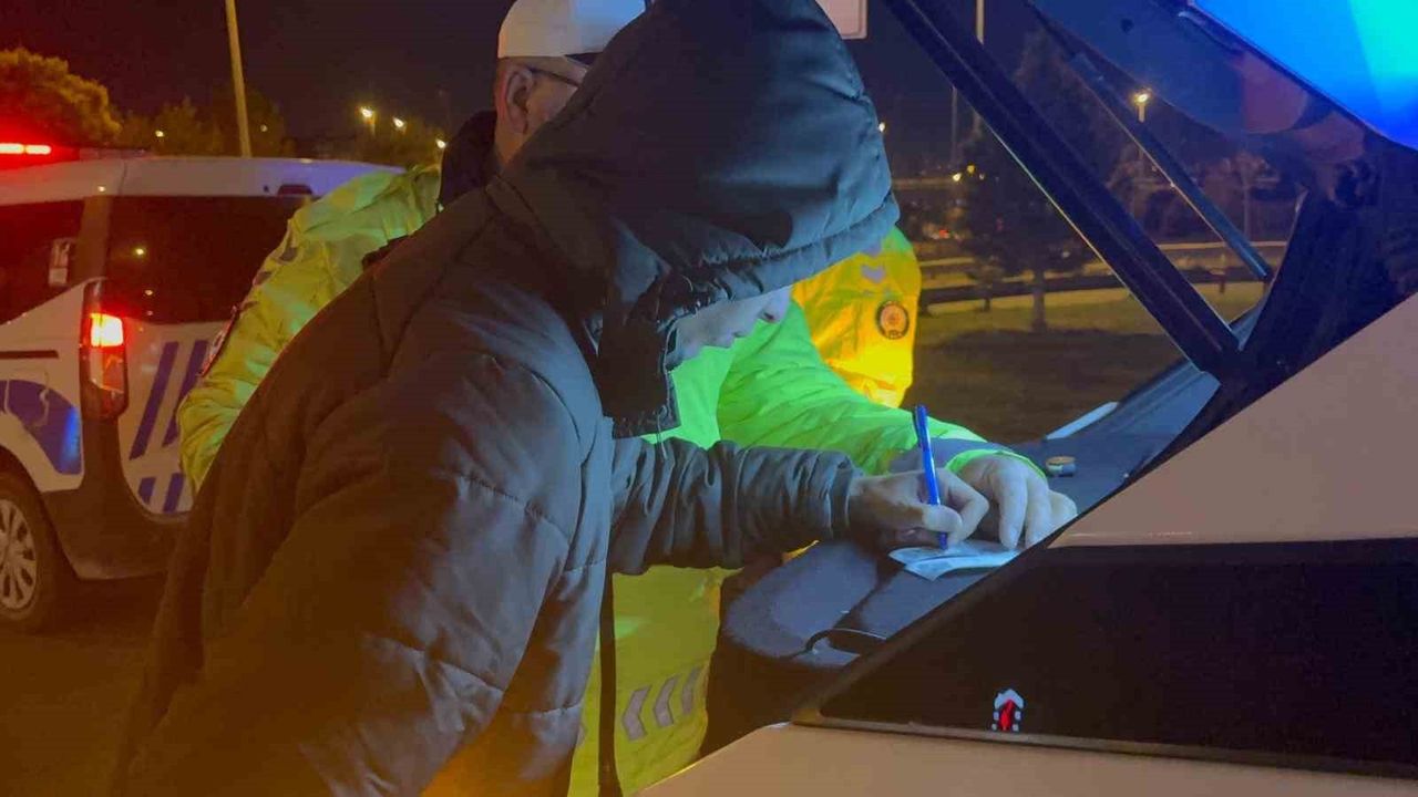 Kayseri'de direksiyon başında uyuyan sürücü kaldırıma çıktı, ehliyeti 6 ay süreyle alındı