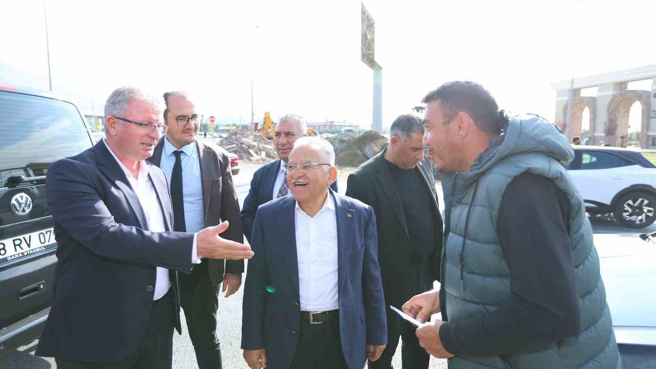 Kayseri'de Erciyes Üniversitesi Girişi Kavşağında Trafik Düzenlemesi Devam Ediyor