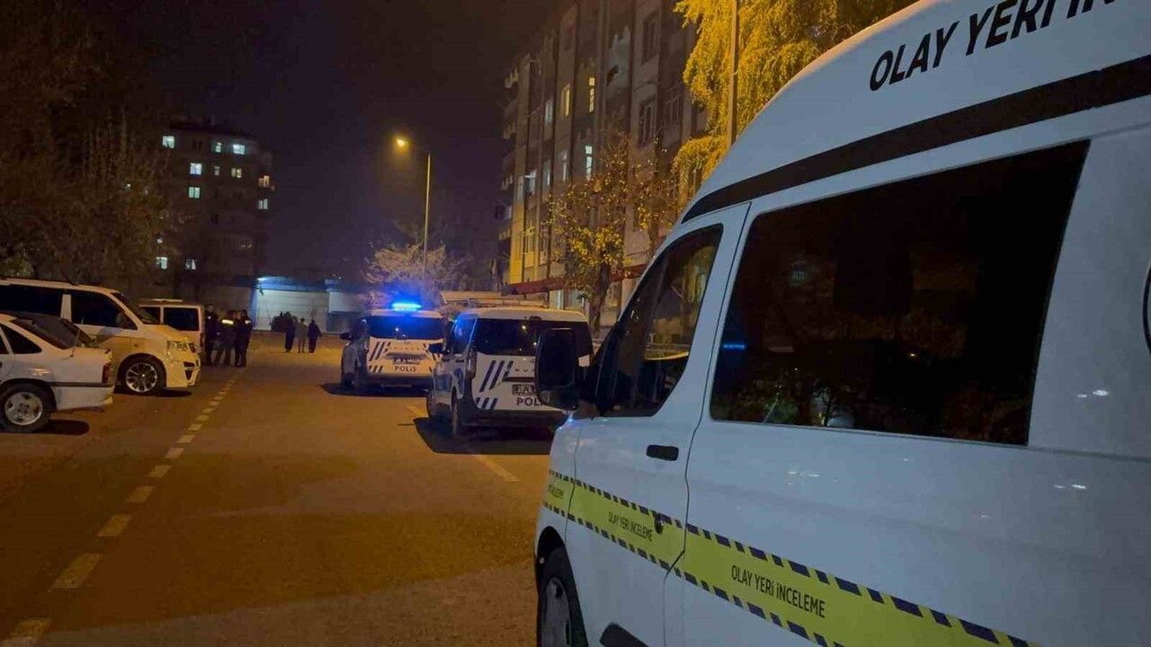 Kayseri'de İki Kardeş 3 Gün Arayla Aynı Pencereden Atladı: Hastanede Tedavileri Sürüyor