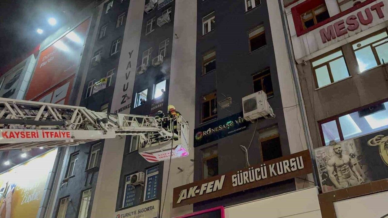 Kayseri'de iş merkezinin 2. katında çıkan yangın itfaiye tarafından söndürüldü