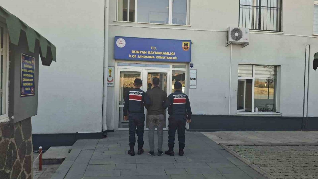 Kayseri'de jandarma, arama kaydı bulunan FETÖ şüphelisi G.E.'yi yakaladı