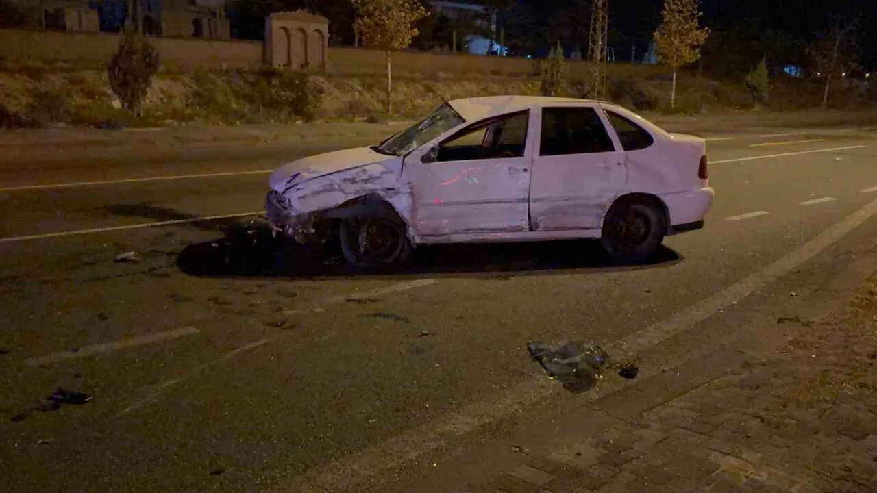 Kayseri'de kavşakta çarpışma: 2 kişi yaralandı