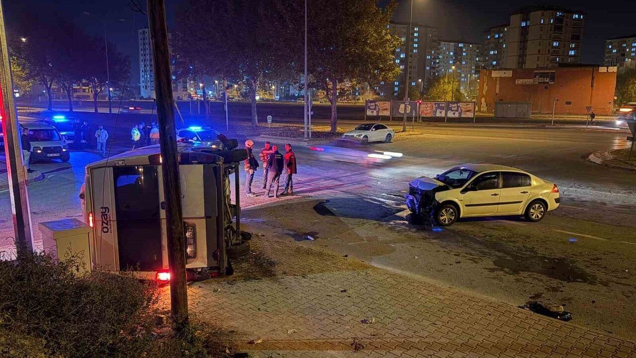 Kayseri'de kavşakta otomobilin çarptığı servis yan yattı: 2 sürücü yaralandı