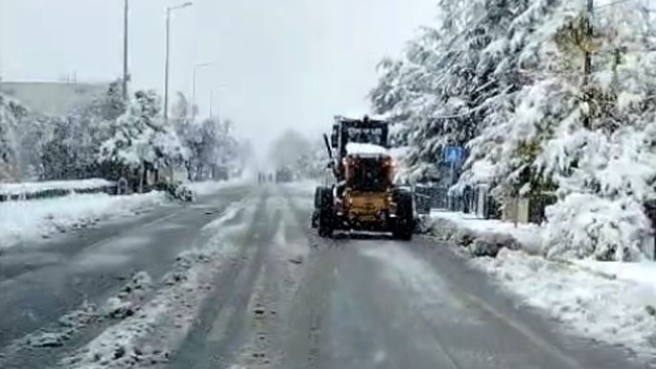 Kayseri'de mevsimin ilk karıyla karla mücadele çalışmaları başladı