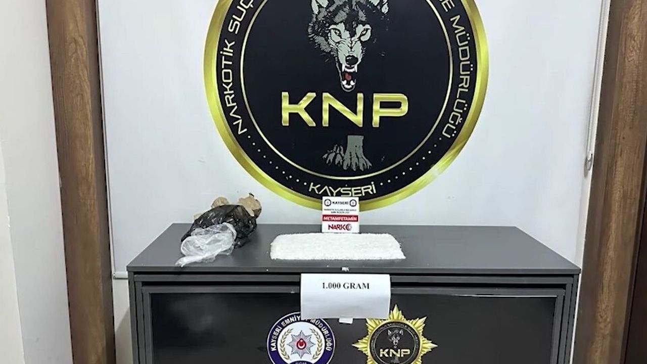 Kayseri'de operasyonda otomobilden 1 kilo uyuşturucu ele geçirildi