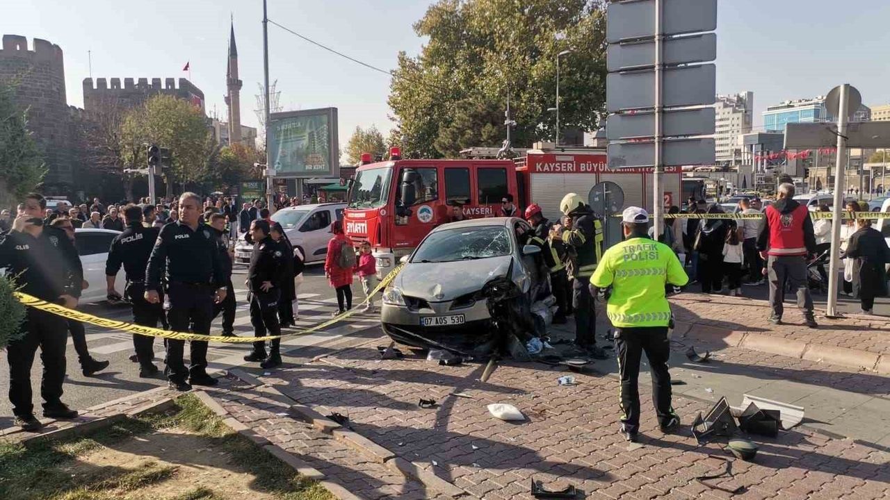 Kayseri'de otomobil ışıkta bekleyen yayaların arasına girdi: 5 kişi yaralandı