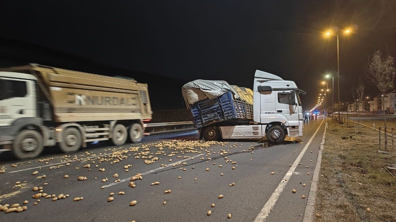 Kayseri'de rampadan inen tır makasladı, onlarca kilo patates yola saçıldı