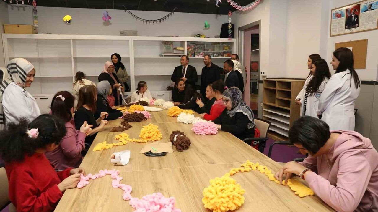 Kayseri'de 'Sevgi Örüyoruz' etkinliği: 25 özel öğrencinin ördüğü atkılar Sevgi Evleri'ne ulaştı