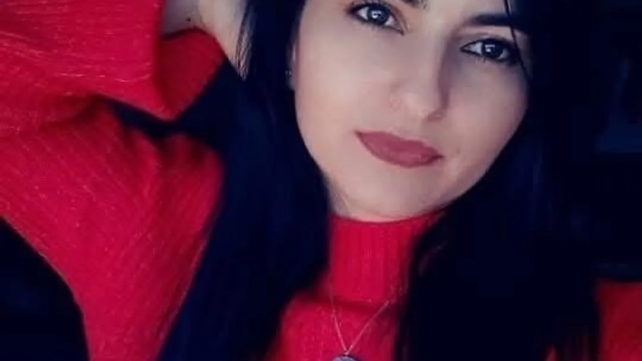 Kayseri'de sokakta tüfekle öldürülen Ebru Kekilli toprağa verildi; oğlu törende yer aldı