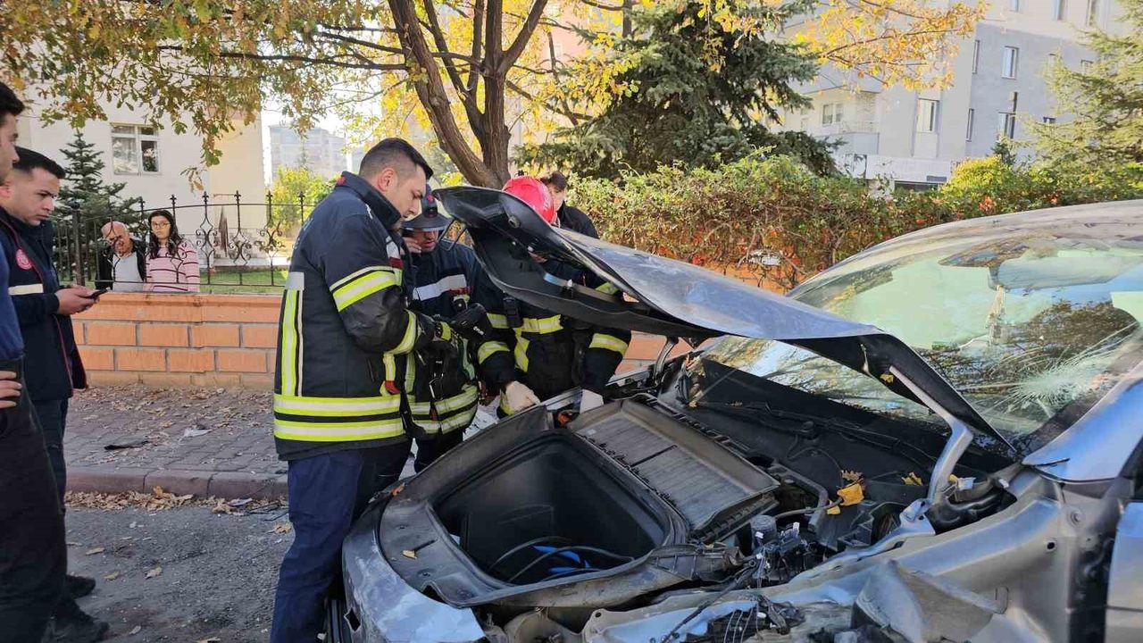Kayseri'de sürücü hızını denemek isterken duvara ve park halindeki kamyona çarptı