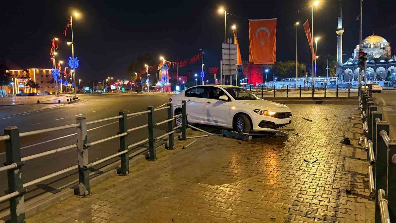 Kayseri'de sürücü seyir halindeyken uyudu, otomobil bariyerleri aşıp yaya yoluna çıktı