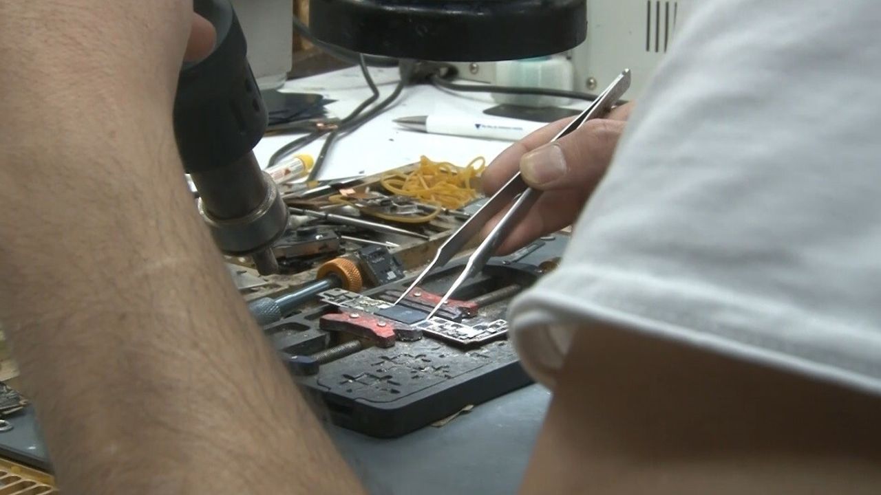 Kayseri'de telefoncu Murat Güzer uyardı: Yenilenmiş telefonlar genelde 'toplama' olabilir