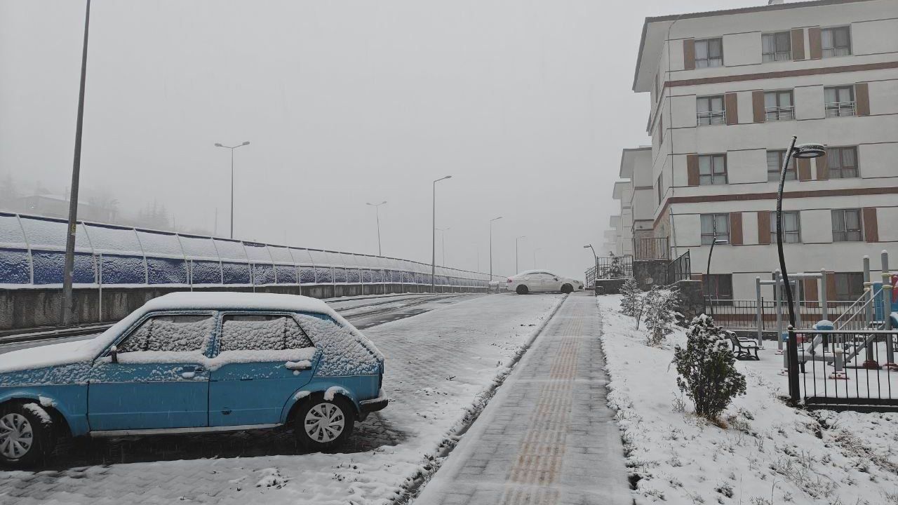 Kayseri'de yüksek kesimler karla kaplandı