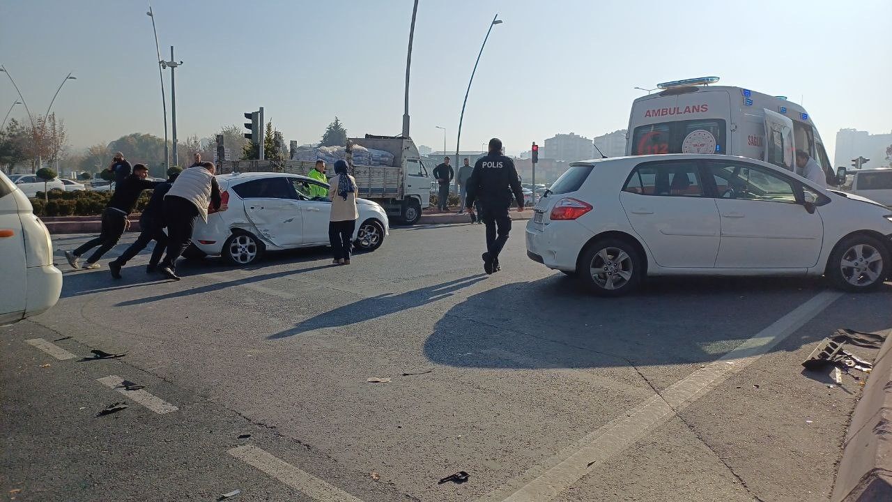 Kayseri'de zincirleme kaza: Kocasinan Bulvarı'nda 5 araç birbirine girdi, 5 yaralı