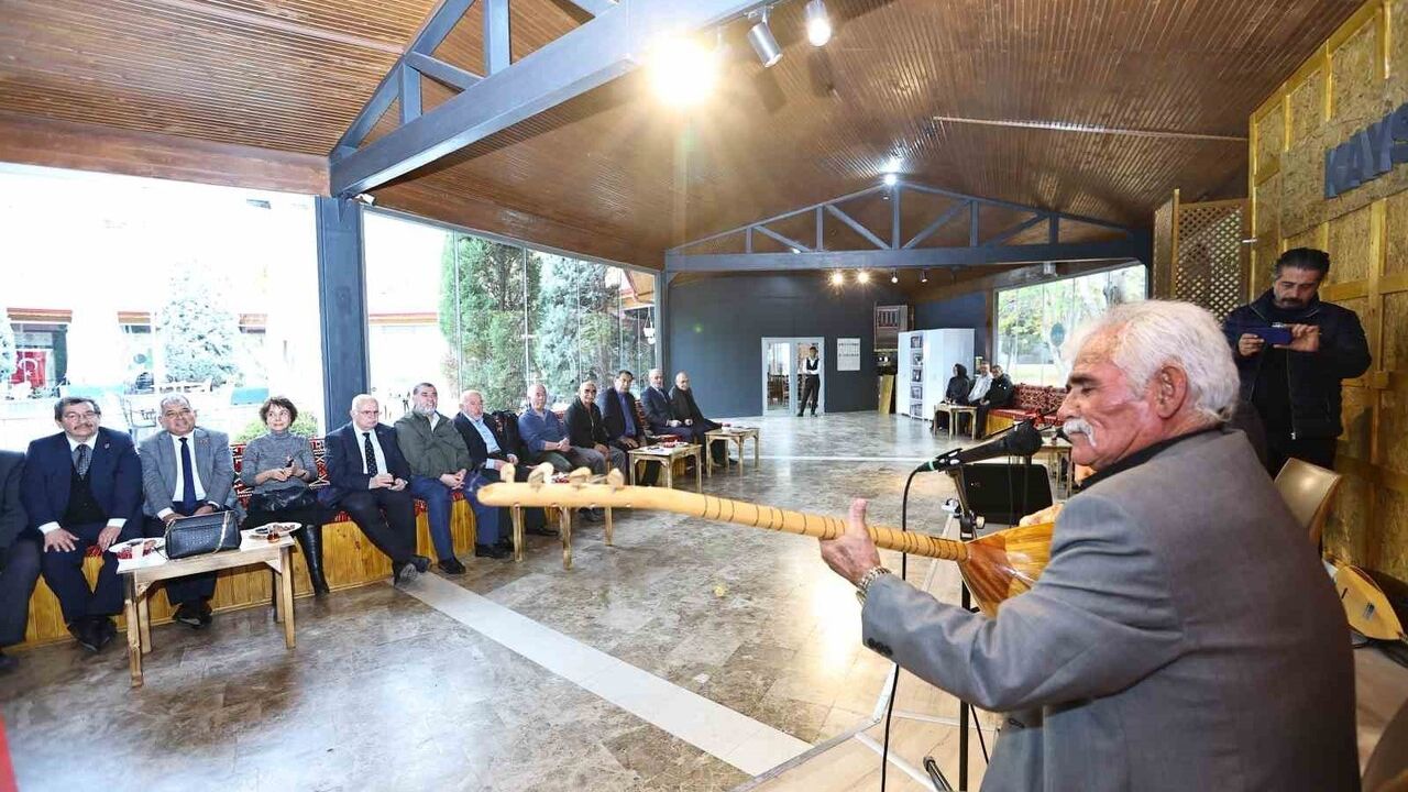 Kayseri Halk Ozanları Kültürevi'nde 'Hizmetin Çınarları': 65 Yaş Üstü Muhtarlar Konuk Edildi