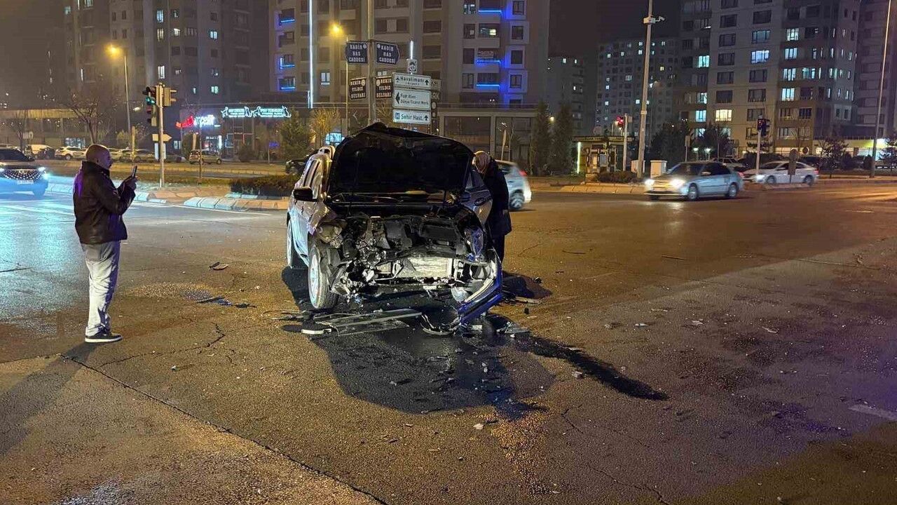 Kayseri Kocasinan'da iki otomobil çarpıştı: yaralanan yok