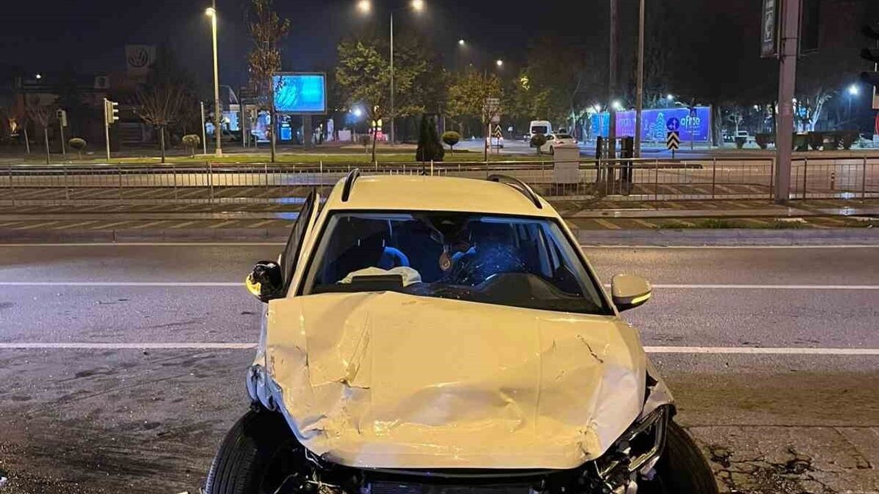 Kayseri Melikgazi'de İki Otomobil Çarpıştı: 1'i Ağır, 3 Yaralı