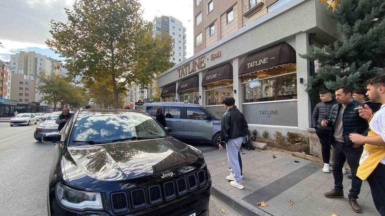 Kayseri Talas'ta hafif ticari araç ile jeep çarpıştı