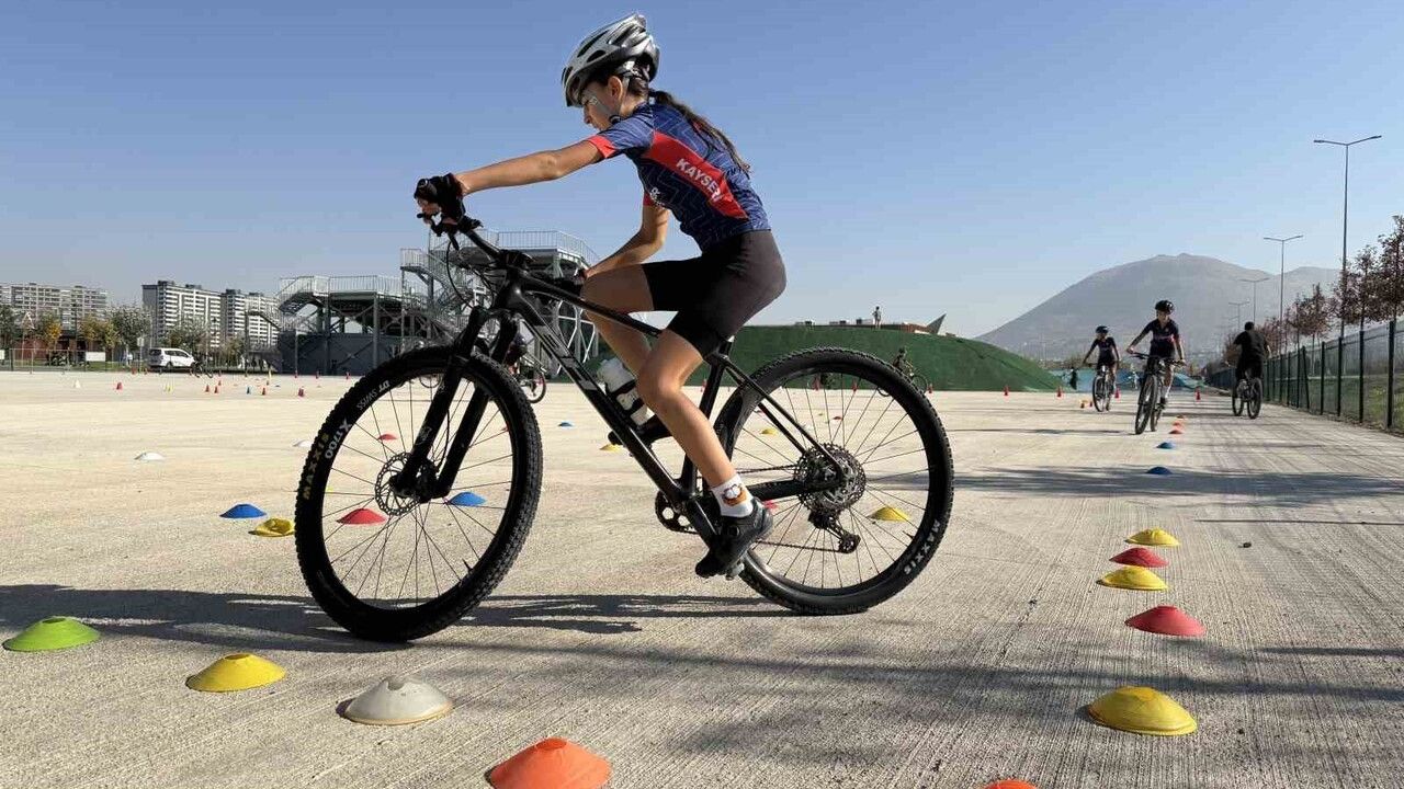 Kayseri’ye İç Anadolu’nun tek BMX parkuru: Türkiye’nin ikinci BMX tesisi ve BMX Spor Okulu açıldı