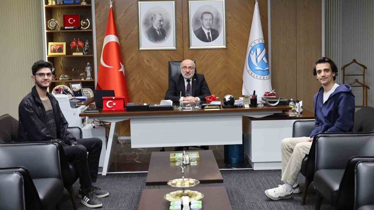 KAYÜ'lü öğrenci Taha Şaş, taşınabilir telsizli hava durumu sistemiyle Rektörü ziyaret etti