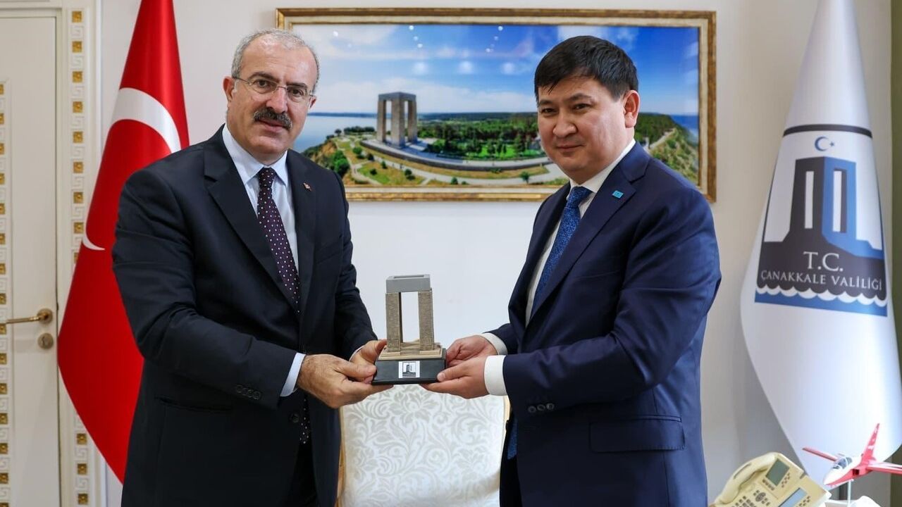 Kazakistan Başkonsolosu Nuriddin Amankul, Çanakkale Valisi Ömer Toraman’ı ziyaret etti