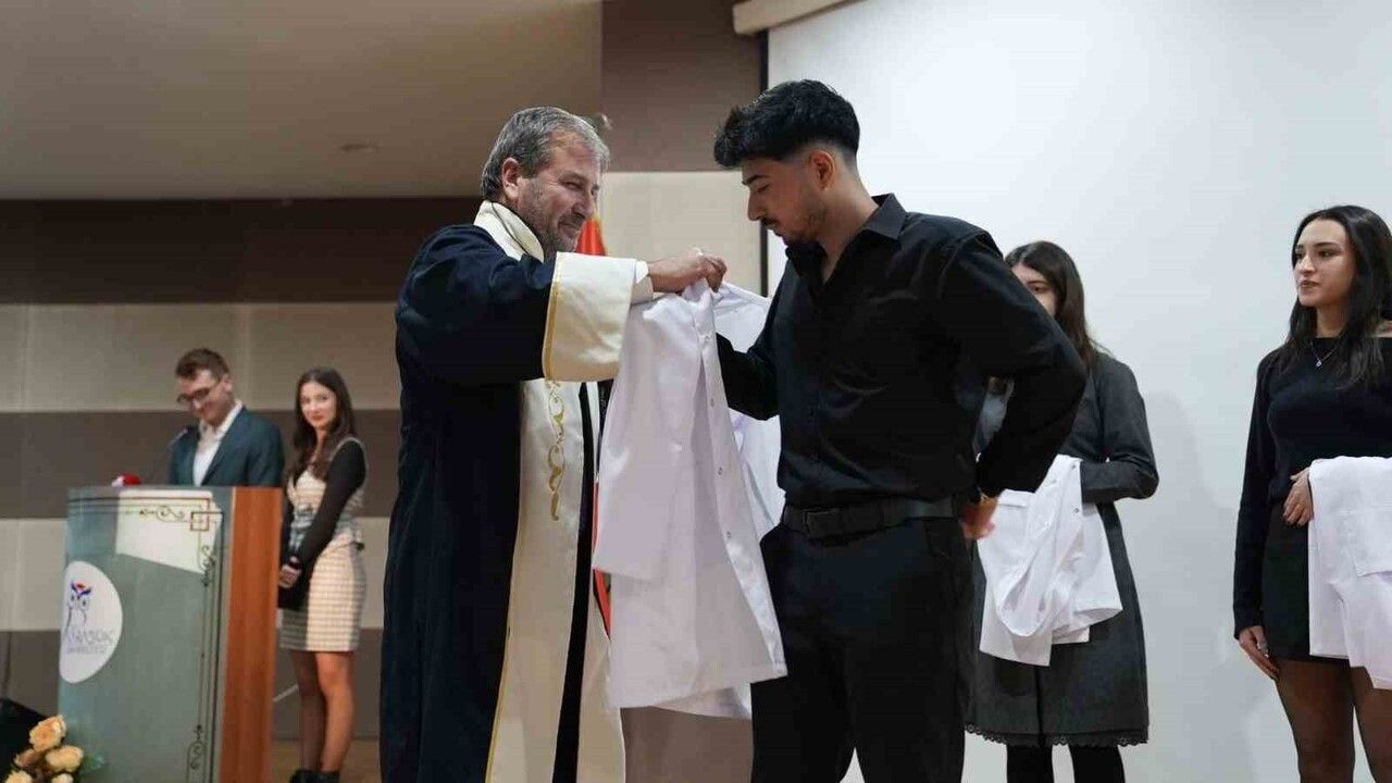 KBÜ Tıp Fakültesi Beyaz Önlük Töreni düzenlendi; yeni eğitim binası için devir süreci hızlandırıldı