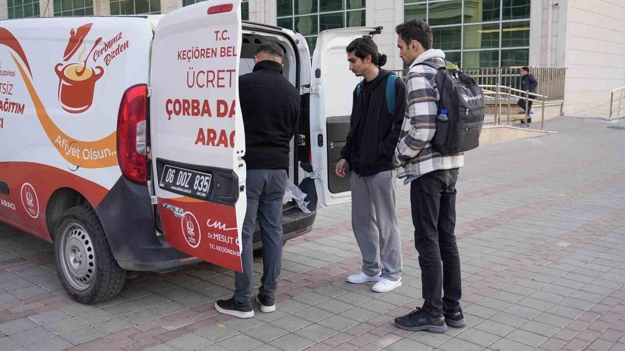 Keçiören Belediyesi sabah erken saatlerde vatandaşlara sıcak çorba ikramı